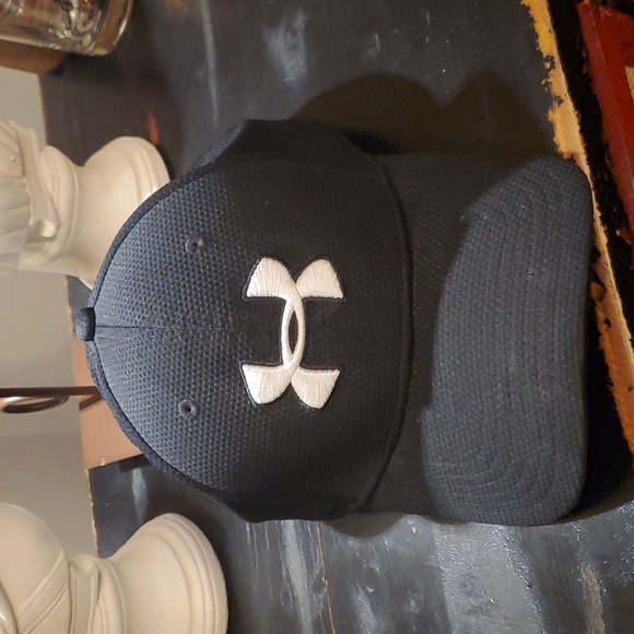Mens black Under Armour baseball cap. - Picture 3 of 5
